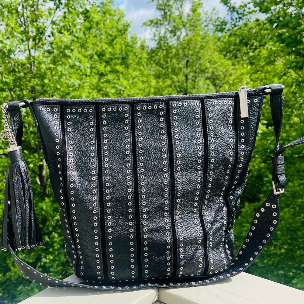 Like NEW MICHAEL KORS Brooklyn Grommet Black Silver Pebbled Leather Feed Bag - Picture 5 of 16